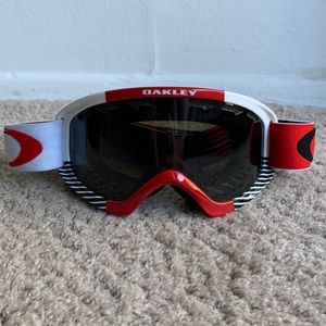 Oakley ski/Snowboard goggles. For kids or smaller faces!